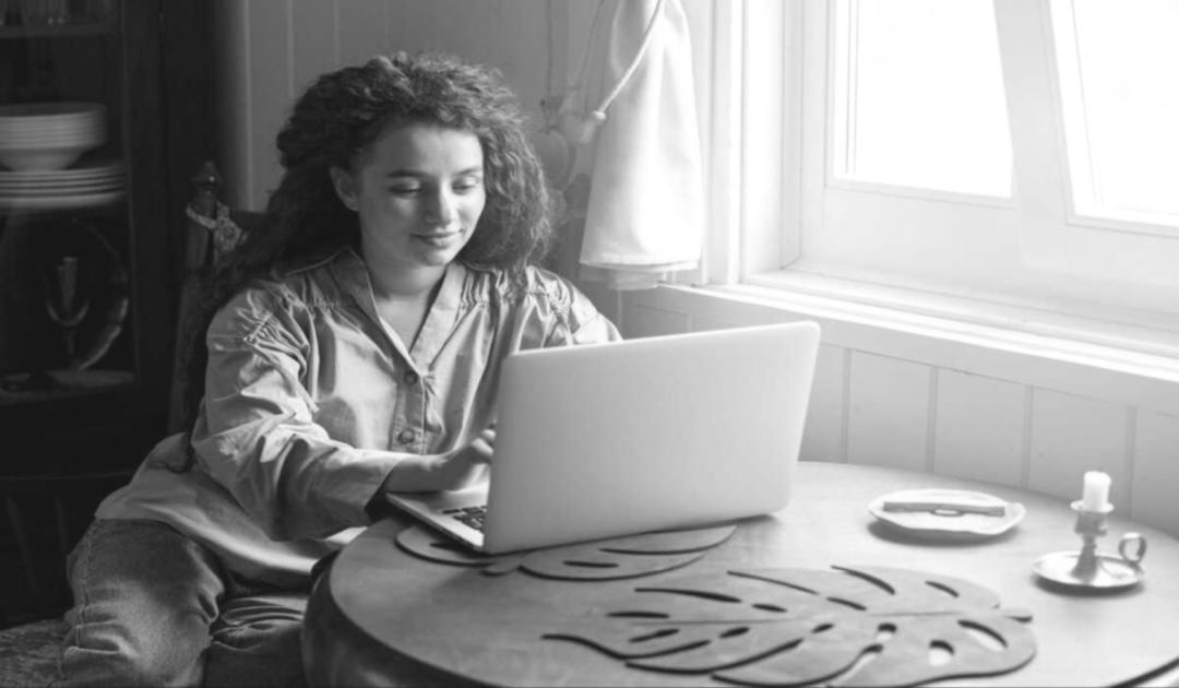 Team di docenti durante la preparazione di materiali didattici