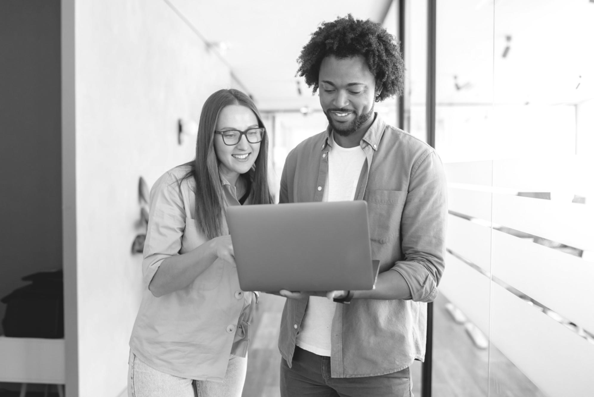 Partecipanti che collaborano durante un esercizio pratico