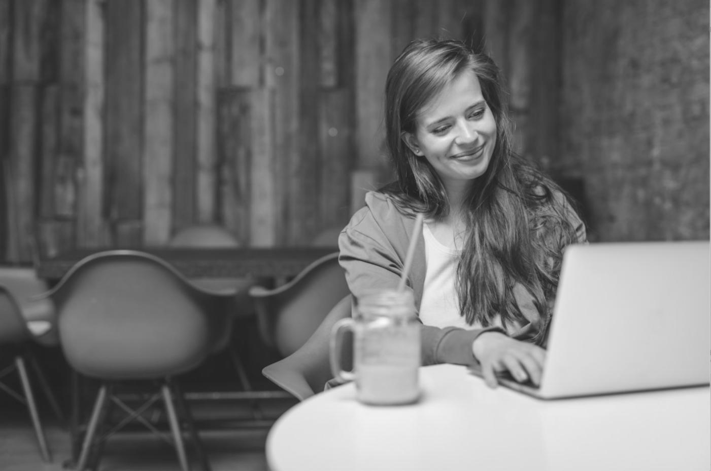 Sessione di formazione aziendale in corso con partecipanti coinvolti